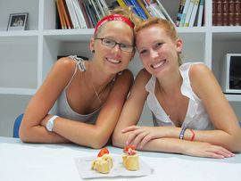 AIP Languages - Zwei Sprachschülerinnen