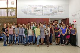 AIP Languages - Gruppenfoto in der Turnhalle